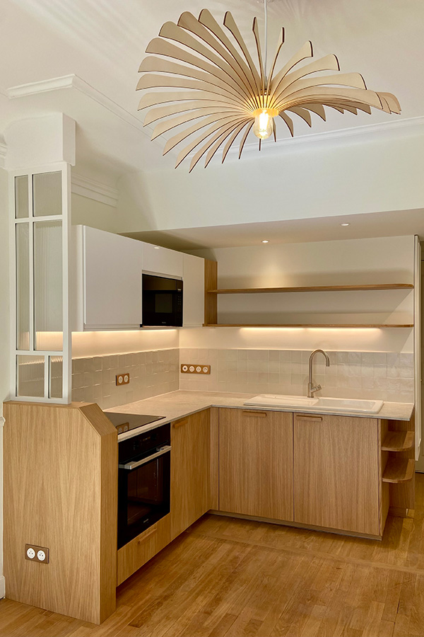 Cuisine Port Royal blanche et bois, luminaire Aigle atelier Loupiote